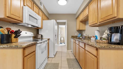 Condo, Multiple Beds, Kitchen | Private kitchen | Fridge, microwave, oven, stovetop