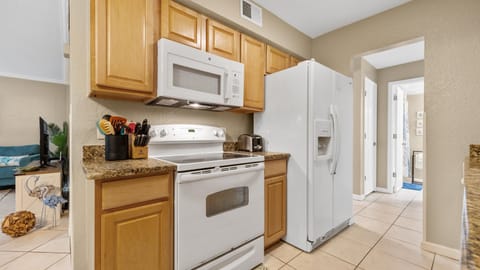 Condo, Multiple Beds, Kitchen | Private kitchen | Fridge, microwave, oven, stovetop