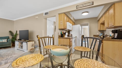 Condo, Multiple Beds, Kitchen | In-room dining