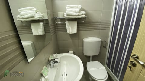 Standard Queen, Without balcony | Bathroom | Shower, free toiletries, hair dryer, towels