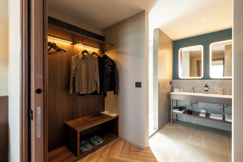 Junior Suite | Bathroom | Shower, rainfall showerhead, designer toiletries, hair dryer