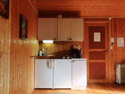 Basic Cabin | Private kitchen | Shared fridge, microwave