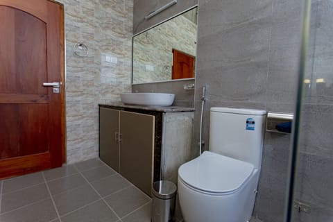 Deluxe Double or Twin Room | Bathroom