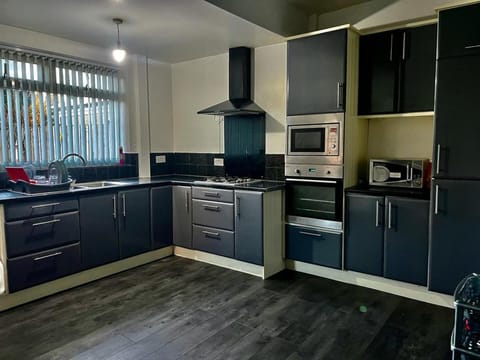 House | Private kitchen | Fridge, microwave, oven, stovetop