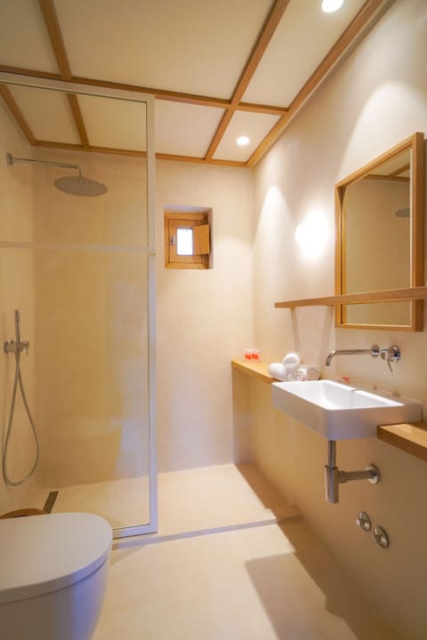 Basic Single Room | Bathroom | Shower, free toiletries, hair dryer, towels