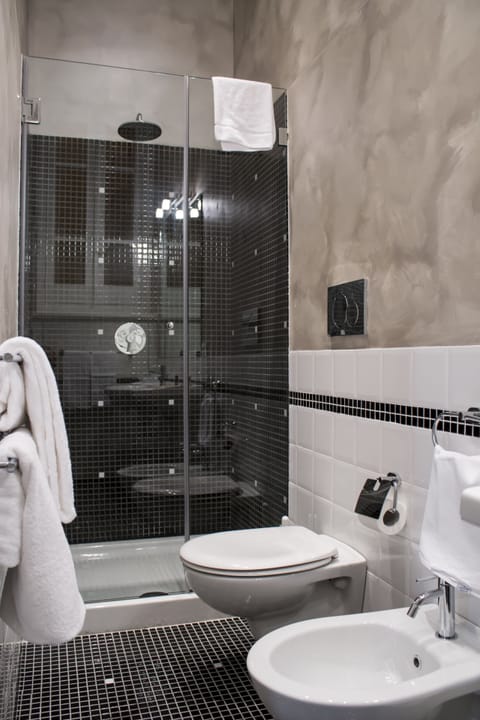 Double or Twin Room | Bathroom | Shower, free toiletries, hair dryer, bidet