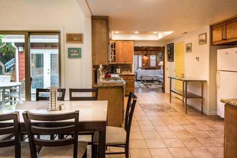 Standard House, 4 Bedrooms, Kitchen (Casa Linda) | In-room dining