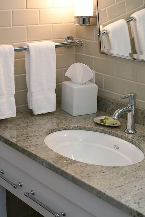 Luxury Room, Corner | Bathroom | Shower, free toiletries, hair dryer, bathrobes