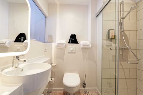 Superior Double Room | Bathroom | Shower, free toiletries, towels, soap