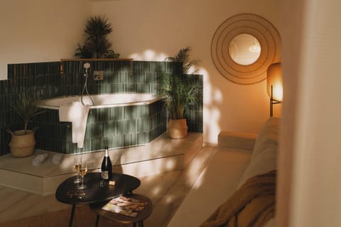 Superior Suite | Bathroom | Free toiletries, towels