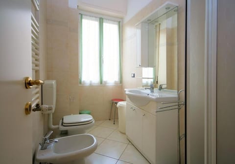 Apartment (2 Bedrooms) | Bathroom | Shower, hair dryer, bidet, towels