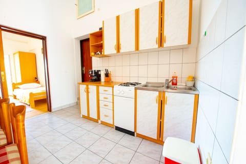 Family Apartment | Private kitchen | Fridge, stovetop, cookware/dishes/utensils