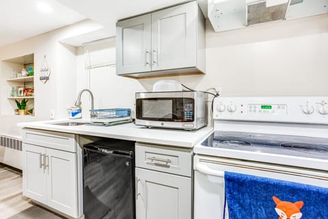 Apartment (1 Bedroom) | Private kitchen | Microwave, oven, stovetop, cookware/dishes/utensils