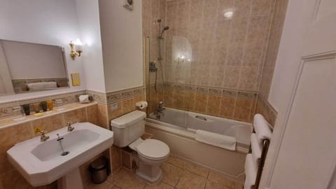 Executive Double | Bathroom | Bathtub, free toiletries, hair dryer, towels