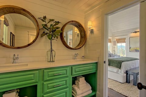 Signature Cottage | Bathroom | Hair dryer, towels