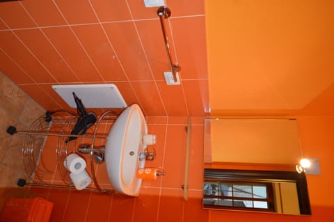 Double or Twin Room (Arancio) | Bathroom | Shower, free toiletries, hair dryer, slippers