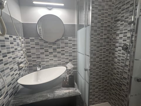 Deluxe Single Room | Bathroom | Rainfall showerhead, hair dryer, towels, soap