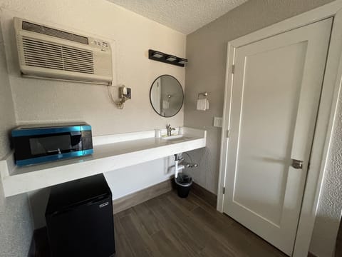 Deluxe Room | Bathroom | Shower, free toiletries, hair dryer, towels