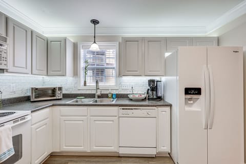 Apartment (3 Bedrooms) | Private kitchen | Microwave, dishwasher, paper towels