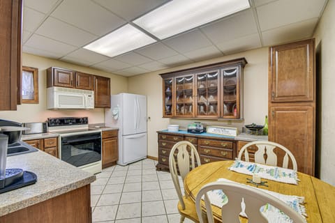 Apartment (1 Bedroom) | Private kitchen | Microwave, oven, stovetop, paper towels