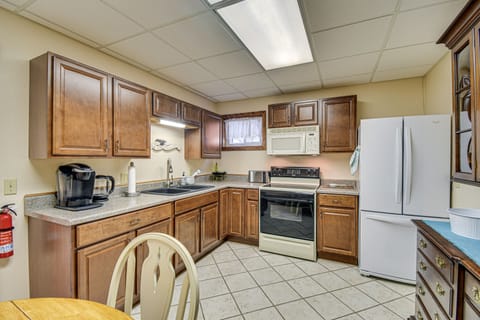 Apartment (1 Bedroom) | Private kitchen | Microwave, oven, stovetop, paper towels