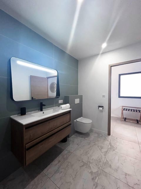 Executive Room, 1 Queen Bed with Sofa bed, Non Smoking, Balcony | Bathroom | Shower, rainfall showerhead, hair dryer, towels