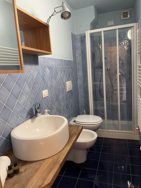 Deluxe Double Room | Bathroom | Shower, free toiletries, hair dryer, bidet