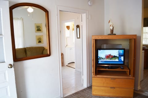 Cottage 2, 1 Bedroom | Living area | 32-inch TV with satellite channels