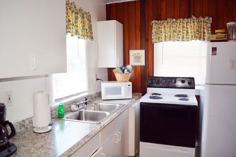 Cottage 11, 1 Bedroom | Private kitchen | Fridge, microwave, oven, stovetop