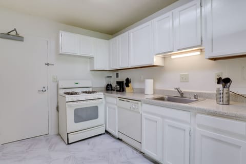 Business Apartment | Private kitchen | Fridge, microwave, oven, dishwasher