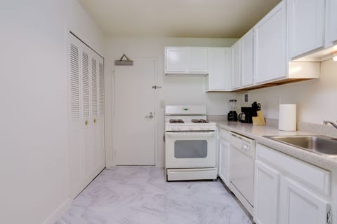 Business Apartment | Private kitchen | Fridge, microwave, oven, dishwasher