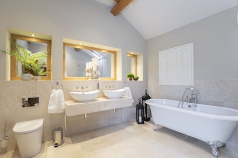 Honeymoon Studio Suite, 1 King Bed with Sofa bed, Refrigerator | Bathroom | Hair dryer, bathrobes, slippers, towels