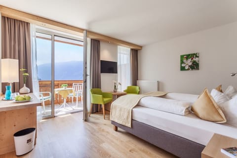 Comfort Double or Twin Room, Mountain View, Mountainside | Hypo-allergenic bedding, minibar, in-room safe, desk