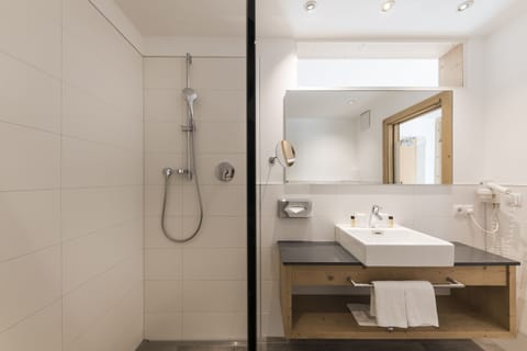 Comfort Double or Twin Room, Mountain View, Mountainside | Hypo-allergenic bedding, minibar, in-room safe, desk