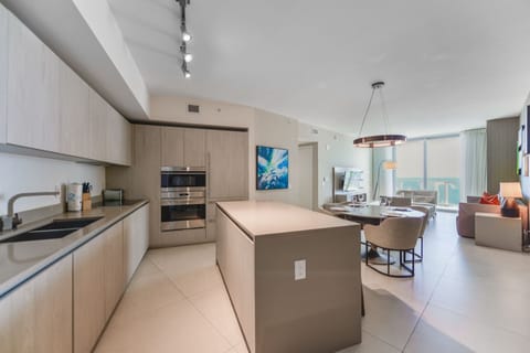 Deluxe Room | Private kitchen | Fridge, microwave, oven, stovetop