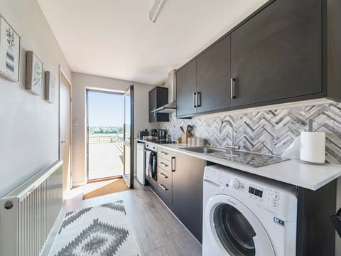 Cottage | Private kitchen | Fridge, electric kettle, toaster, cookware/dishes/utensils