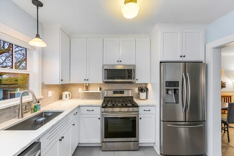 Comfort House | Private kitchen | Fridge, microwave, oven, stovetop