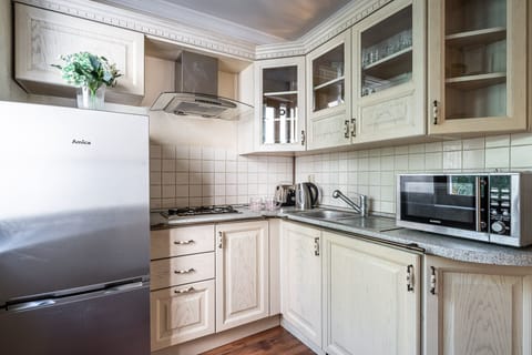 City Apartment | Private kitchen | Fridge, microwave, stovetop, cookware/dishes/utensils