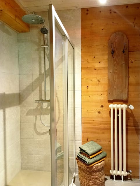 Traditional Room, 1 Queen Bed | Bathroom | Eco-friendly toiletries, hair dryer