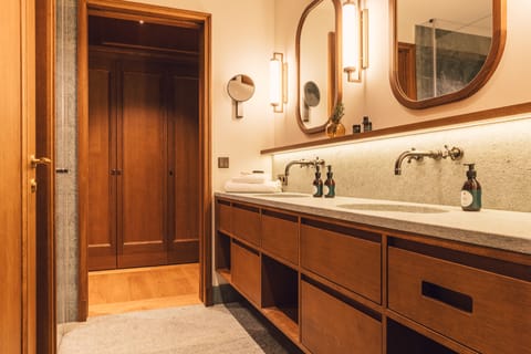 Deluxe Room | Bathroom | Rainfall showerhead, free toiletries, bathrobes, slippers