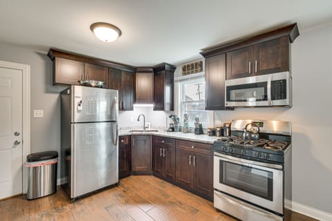 Apartment (3 Bedrooms) | Private kitchen | Microwave, oven, stovetop, blender