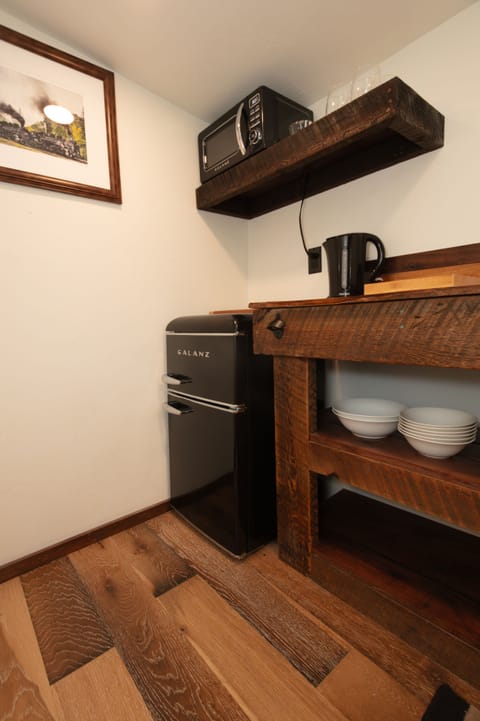 Premier Suite | 1 bedroom, free minibar, individually decorated, individually furnished