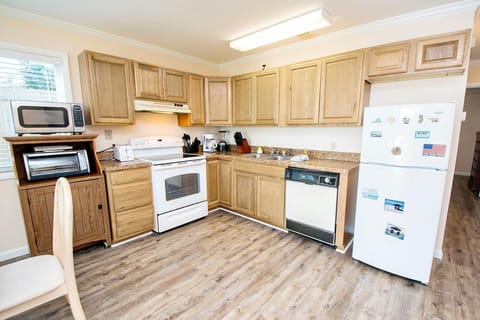 Condo, 1 King Bed with Sofa bed (Ramsgate 3) | Private kitchen | Oven, toaster