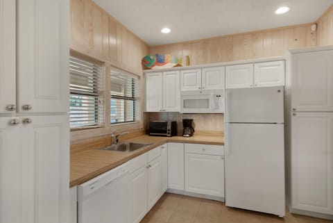 House, Multiple Beds (Butterfly Bluff) | Private kitchen | Oven, toaster