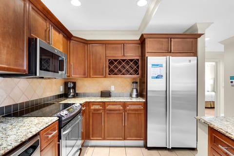 Condo, Multiple Beds (Emerald Grande W223) | Private kitchen | Oven, toaster