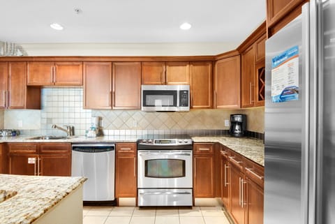 Condo, Multiple Beds (Emerald Grande W223) | Private kitchen | Oven, toaster