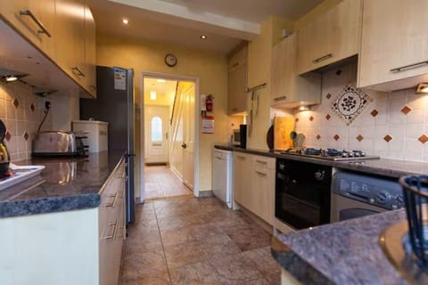 Classic Cottage, 3 Bedrooms | Private kitchen | Full-size fridge, microwave, oven, stovetop
