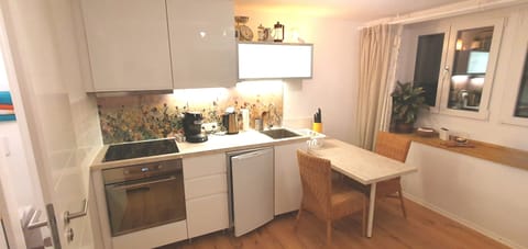 Deluxe Studio | Private kitchen | Fridge, highchair