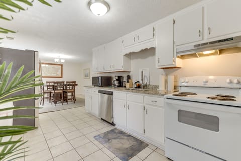 House (4 Bedrooms) | Private kitchen | Microwave, oven, stovetop, dishwasher