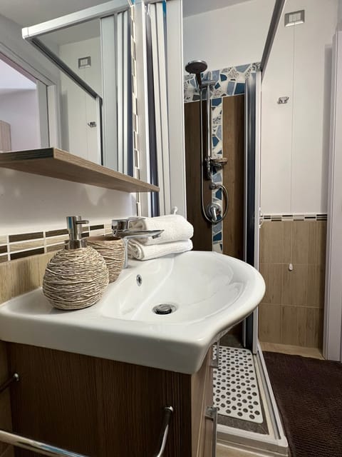 Romantic Double Room | Bathroom | Shower, rainfall showerhead, free toiletries, hair dryer